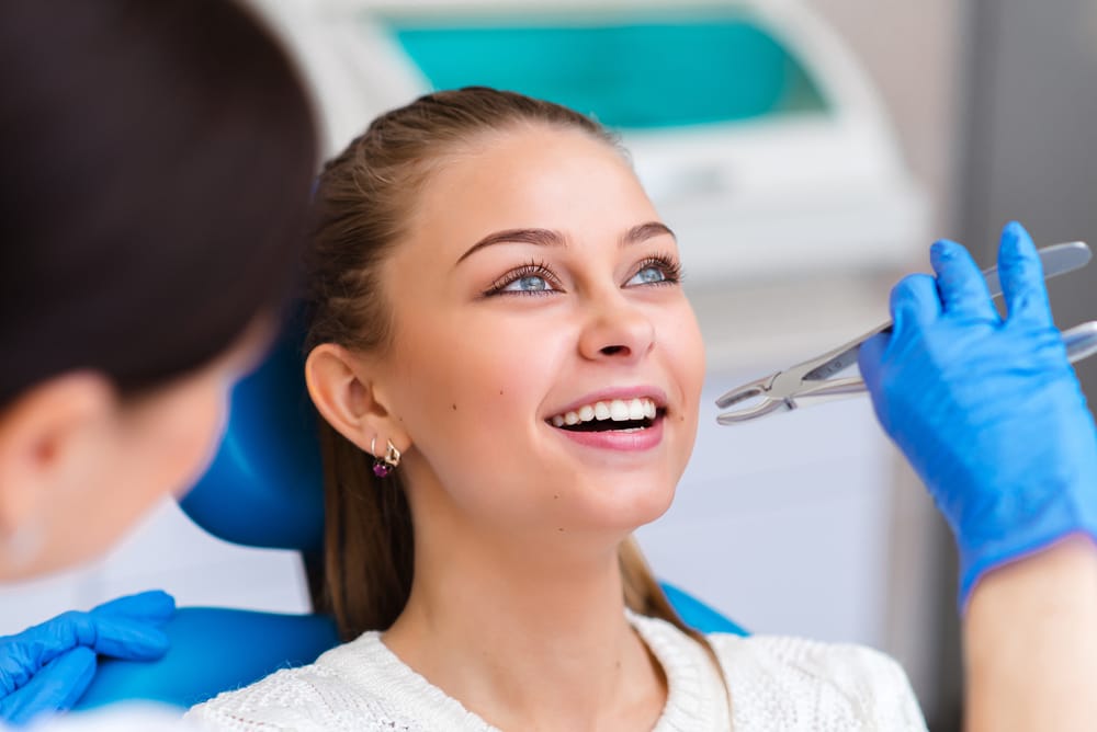 brunette woman having a dental extraction